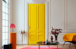 porte avec des moulures peinte en jaune vif pour une touche déco moderne