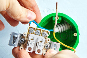 installation interrupteur double dans la prise électrique au mur