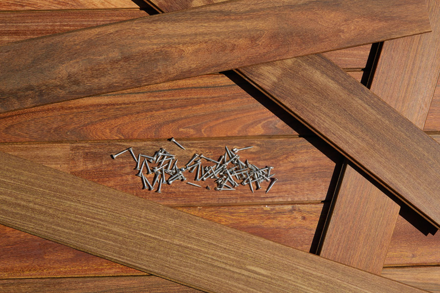 terrasse bois vis et planches de bois posées en vrac