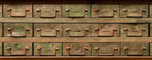 armoire en métal rouillé avec tiroirs