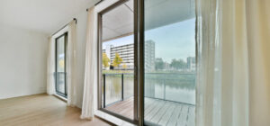 baie-vitrée dans une maison moderne baie-vitrée dans une maison moderne