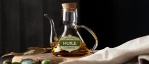 bouteille d'huile alimentaire posée sur un socle en bois