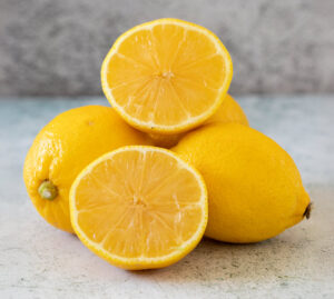 citron frais demi citron coupé sur fond de pierre gros plan citron frais demi citron coupé sur fond de pierre gros plan