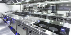 cuisine professionnelle propre avec plans de travail inox