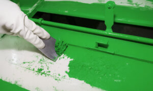 décaper la peinture sur du métal avec une spatule après avoir appliqué du décapant chimique