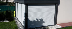 fenêtre fermée moderne de veranda grise dans le jardin de la maison fenêtre fermée moderne de veranda grise dans le jardin de la maison