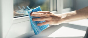 nettoyer le cadre de la fenêtre avec un chiffon de nettoyage à la main gros plan
