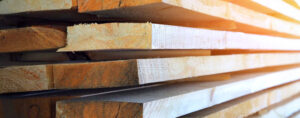 nouvelles planches de bois rabotées empilées dans une scierie approvisionnement et vente de matériaux de construction bois sec fond de menuiserie nouvelles planches de bois rabotées empilées dans une scierie approvisionnement et vente de matériaux de construction bois sec fond de menuiserie
