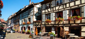 rue avec maisons à colombages historiques dans le quartier de la petite france à strasbourg rue avec maisons à colombages historiques dans le quartier de la petite france à strasbourg