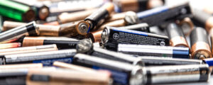 tas de piles usagées à recycler