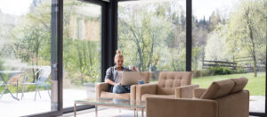 femme détendue utilisant un ordinateur portable à la maison en buvant un café femme détendue utilisant un ordinateur portable à la maison en buvant un café