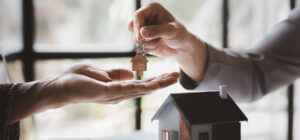 agent immobilier remet les clés de la maison au locataire agent immobilier remet les clés de la maison au locataire