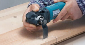 outil multifonction makita fait une découpe de précision dans une planche de bois outil multifonction makita fait une découpe de précision dans une planche de bois