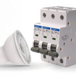 spot led et disjoncteur électrique sur fond blanc