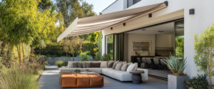 terrasse avec auvent dans le jardin derrière la maison terrasse avec auvent dans le jardin derrière la maison