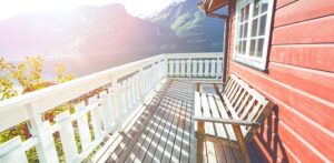 terrasse de maison norvégienne avec vue sur le lac et la montagne terrasse de maison norvégienne avec vue sur le lac et la montagne