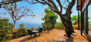 terrasse en bois à flanc de colline vue panoramique sur la nature terrasse en bois à flanc de colline vue panoramique sur la nature
