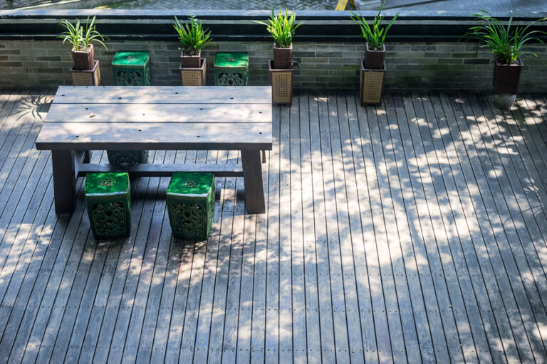 terrasse et mobilier en bois devenu gris avec le temps
