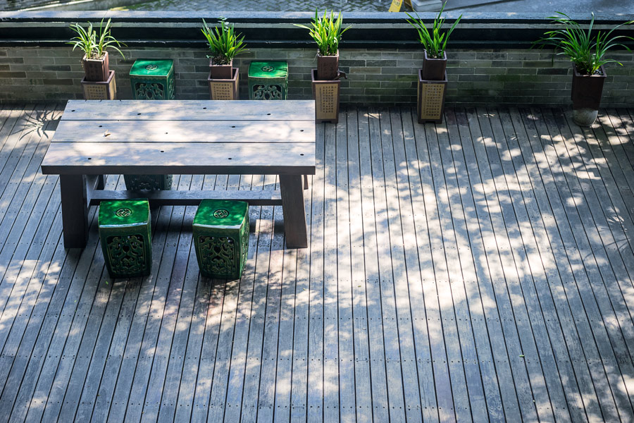 terrasse et mobilier en bois devenu gris avec le temps