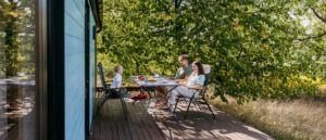une famille de trois personne prend son petit déjeuner dans le calme sur la terrasse en petit comité une famille de trois personne prend son petit déjeuner dans le calme sur la terrasse en petit comité