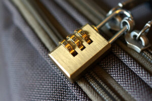 cadenas fermé sur la valise pour la verrouiller