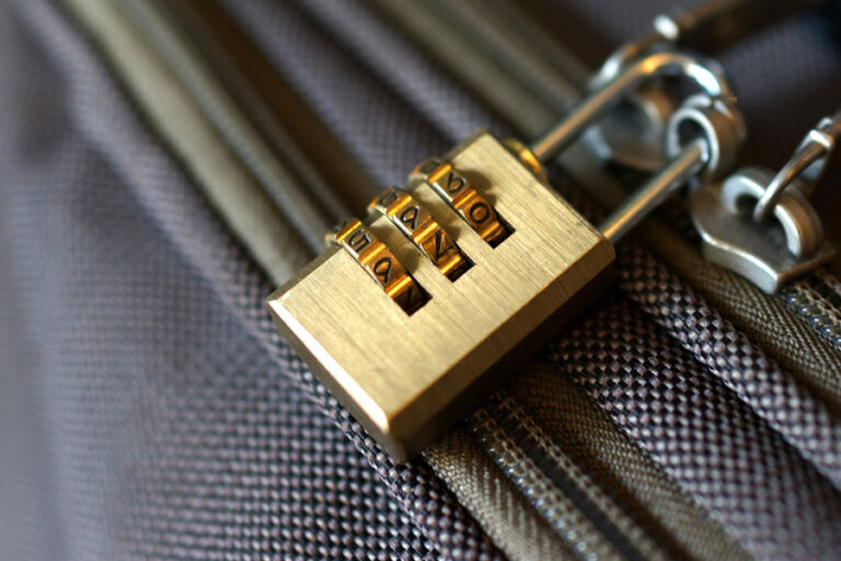 cadenas fermé sur la valise pour la verrouiller