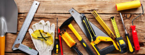 Ensemble d’outils de construction sur une vue de dessus de fond en bois Ensemble d'outils de construction sur une vue de dessus de fond en bois