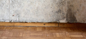 espace entre le plancher et le mur de la vieille maison fait un pont thermique linéaire et crée de la moisissure