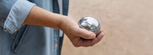 homme agé tient une boule de pétanque homme agé tient une boule de pétanque