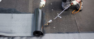 installation d'une membrane d'étanchéité bitume sur le toit terrasse soudure au chalumeau