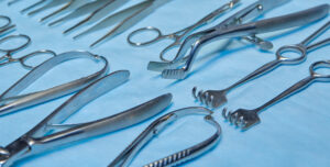 instruments chirurgicaux posés sur la table