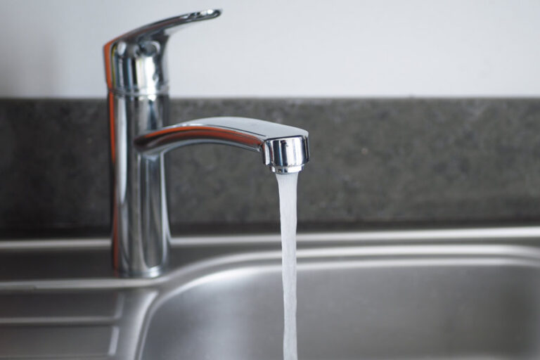 de l'eau qui coule dans l'évier inox car le robinet est ouvert