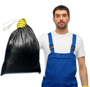un homme en salopette de travail tient un sac poubelle d’ordures ménagères qu’il vient de remplir avec ses déchets d’entretien un homme en salopette de travail tient un sac poubelle d'ordures ménagères qu'il vient de remplir avec ses déchets d'entretien