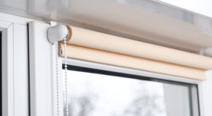 rideaux posés sur l'ouvrant de la fenêtre enroulé en position ouverte