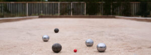 terrain de pétanque avec des boules dessus entouré de bordures en bois terrain de pétanque avec des boules dessus entouré de bordures en bois