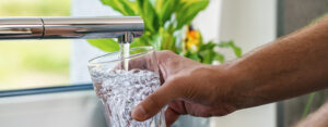 verre remplie d’eau du robinet verre remplie d'eau du robinet