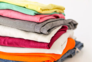pile de linge vue rapprochée du textile sur fond blanc pile de linge vue rapprochée du textile sur fond blanc