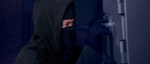cambrioleur essaie de forcer un coffre fort dans la nuit cambrioleur essaie de forcer un coffre fort dans la nuit