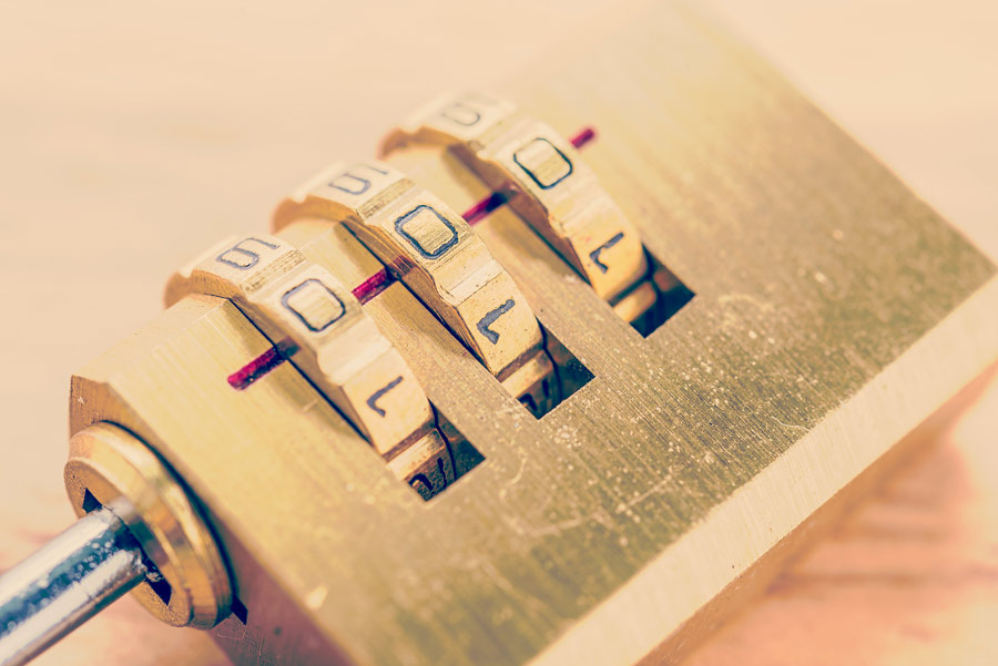 gros plan sur la combinaison à trois chiffres du cadenas à code