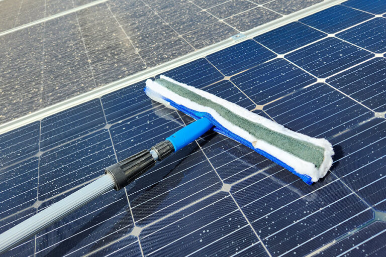 le nettoyage des panneaux solaires sales : maintenance avec une brosse télescopique et de la microfibre