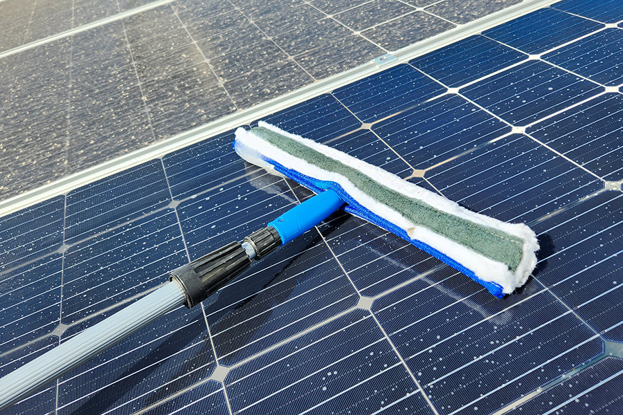 le nettoyage des panneaux solaires sales : maintenance avec une brosse télescopique et de la microfibre