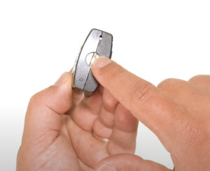 les mains indiquent le mécanisme de réinitialisation du cadenas à code pour en changer la combinaison les mains indiquent le mécanisme de réinitialisation du cadenas à code pour en changer la combinaison