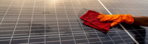 nettoyage plus propre des panneaux photovoltaïques sur le toit entretien des panneaux solaires et séchage avec lavage avec une lavette microfibre