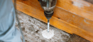 percer le sol en béton avec un perforateur