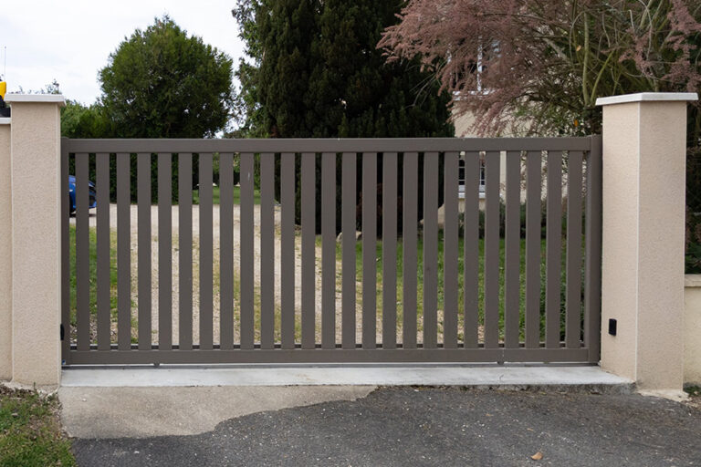 portail de maison coulissant marron foncé ajouré en métal aluminium maison porte d'accès au jardin