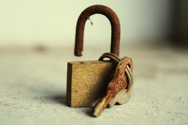 vieux cadenas rouillé grippé et bloqué en position ouverte