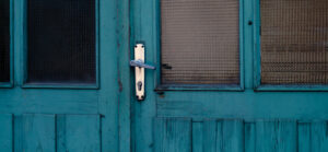 vieille porte d'entrée en bois avec une serrure ancienne vieillissante et vulnérable au cambriolage