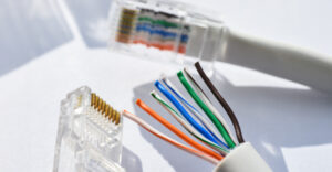 câble ethernet dénudé avec 8 fils