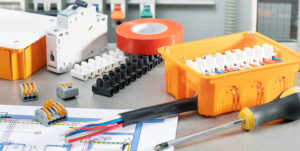 ensemble d'outils et d'équipement d'électricien sur le bureau