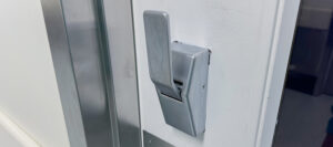 issue de secours avec une poignée plaque de poussée sur la porte coupe-feu